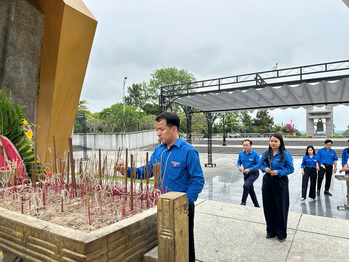 Anh Ngô Văn Cương thắp hương tưởng nhớ các anh hùng liệt sĩ ở Nghĩa trang Quốc gia Đường 9. Ảnh: Dạ Ngân