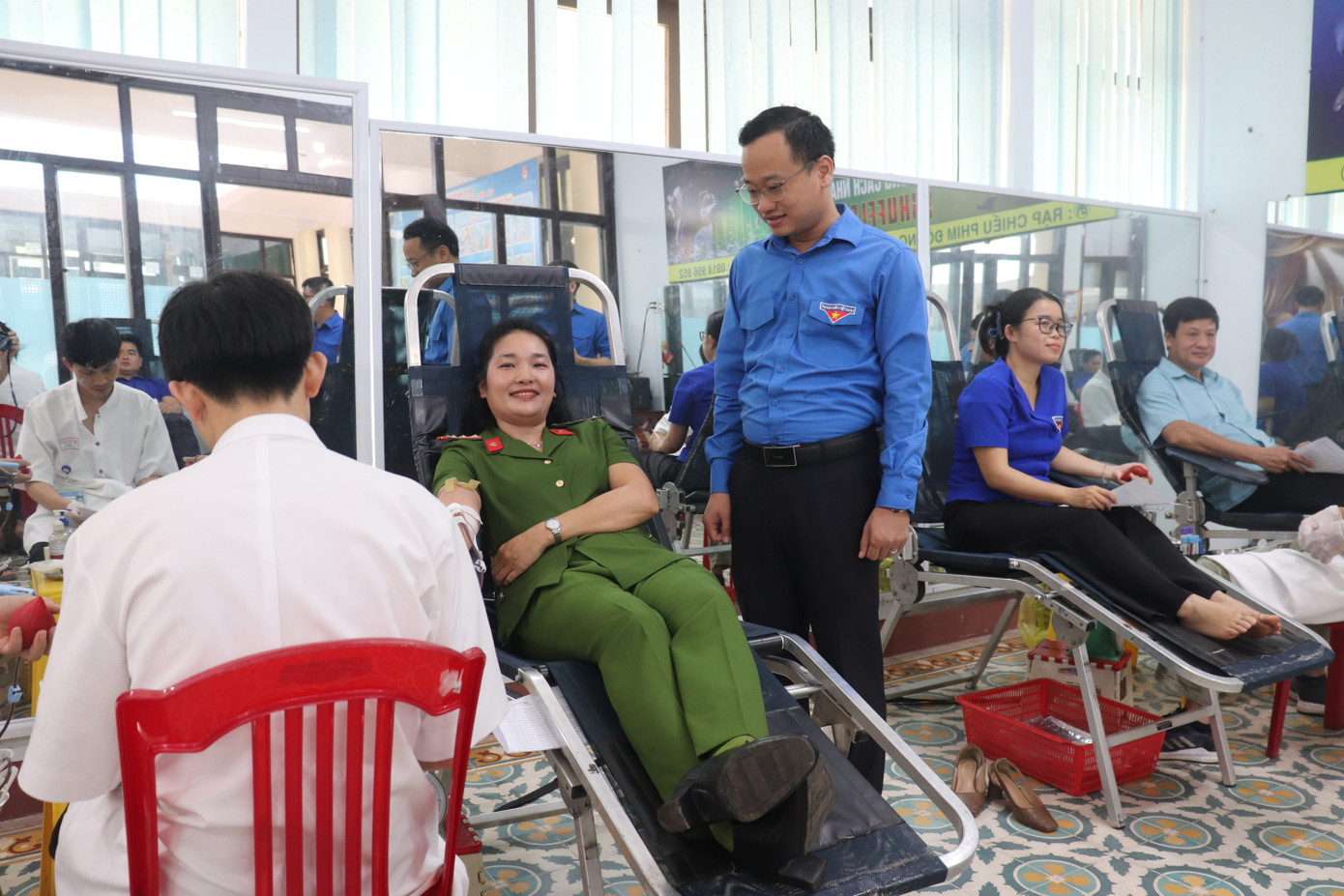 Ngày hội thanh niên hiến máu tình nguyện 2025 thu hút sự tham gia của đông đảo đoàn viên, thanh niên, lực lượng vũ trang. Ngày hội thanh niên hiến máu tình nguyện 2025 thu hút sự tham gia của đông đảo đoàn viên, thanh niên, lực lượng vũ trang.