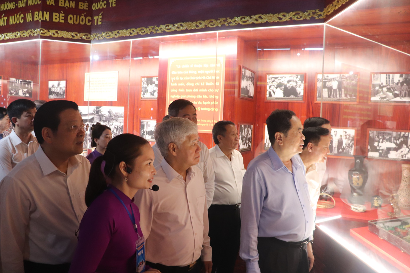 Chủ tịch Quốc hội Trần Thanh Mẫn và các đại biểu nghe giới thiệu về các tư liệu, hiện vật trưng bày tại Khu lưu niệm Tổng Bí thư Lê Duẩn