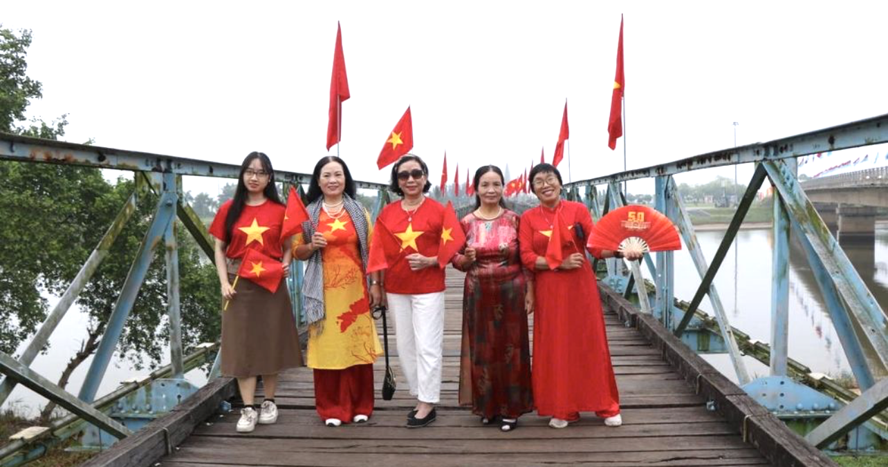 Người dân hân hoan chụp ảnh trên cây cầu Hiền Lương lịch sử Người dân hân hoan chụp ảnh trên cây cầu Hiền Lương lịch sử