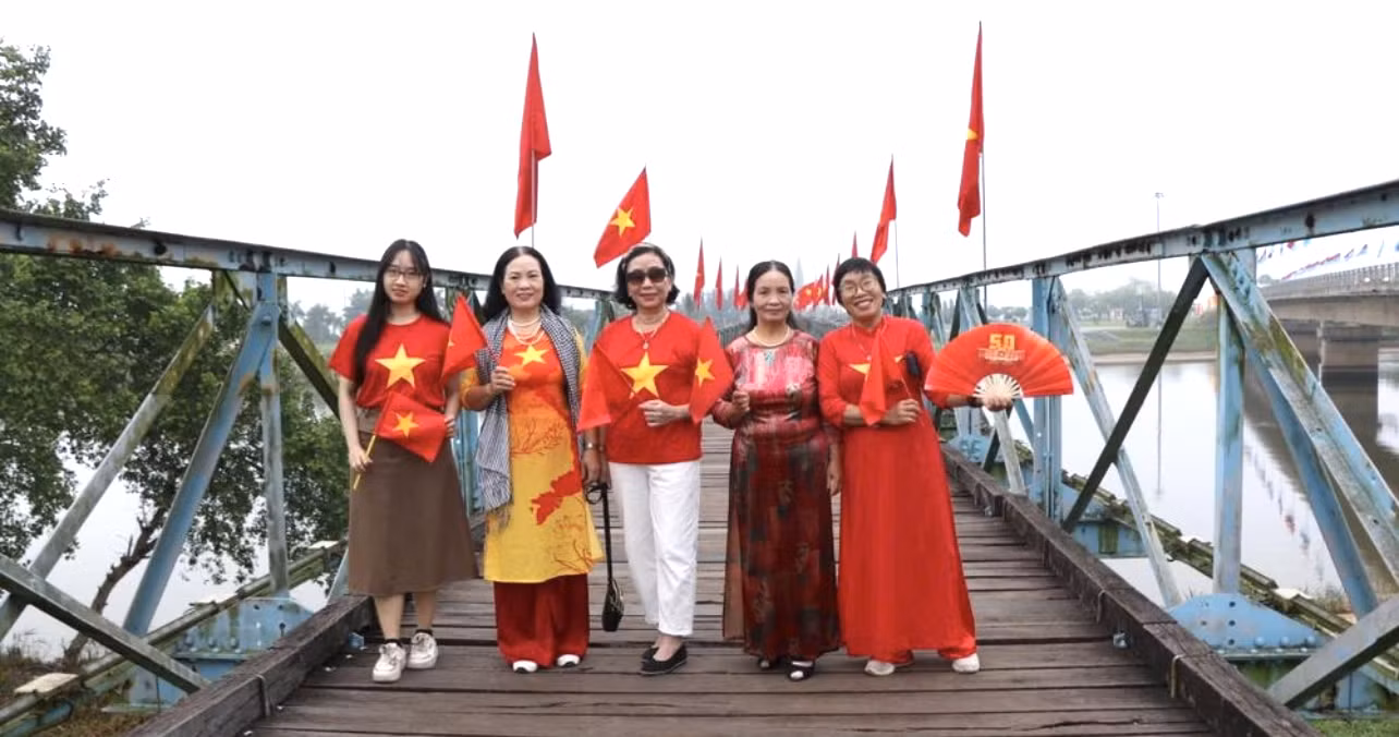 Người dân hân hoan chụp ảnh trên cây cầu Hiền Lương lịch sử Người dân hân hoan chụp ảnh trên cây cầu Hiền Lương lịch sử