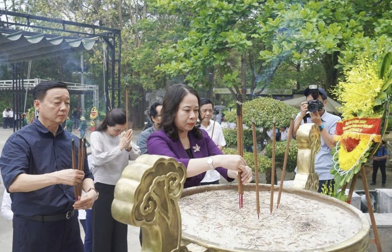 Phó Chủ tịch nước Võ Thị Ánh Xuân, Phó Thủ tướng Chính phủ Trần Hồng Hà viếng, dâng hương tri ân các Anh hùng liệt sĩ ở Di tích Quốc gia đặc biệt Thành cổ Quảng Trị