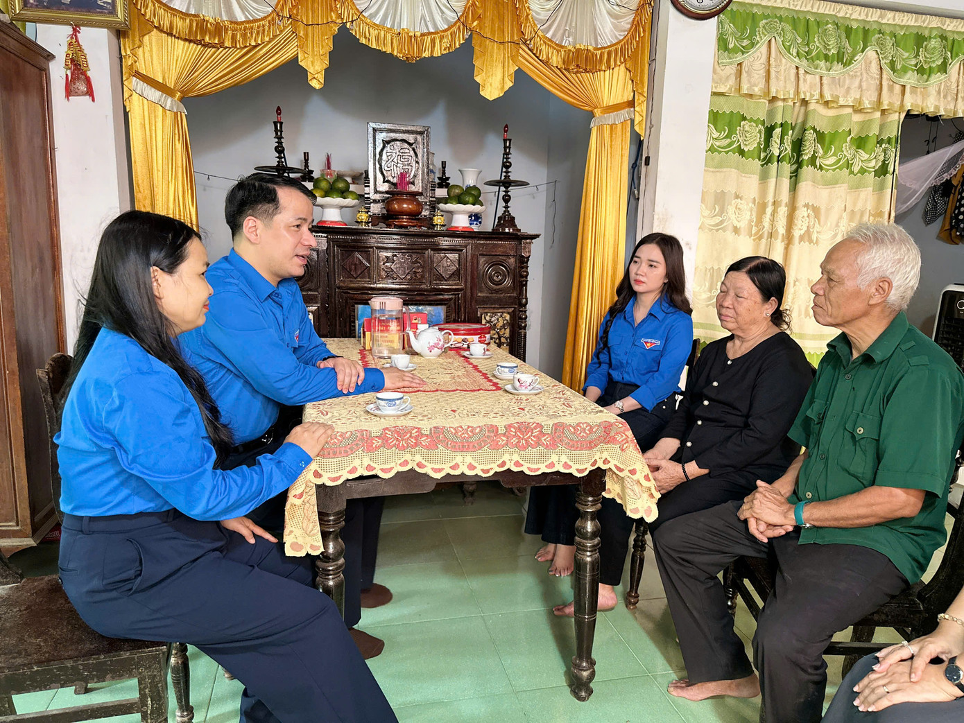 Thăm gia đình nữ du kích thời đánh Mỹ Nguyễn Thị Thu. Ảnh: Dạ Ngân