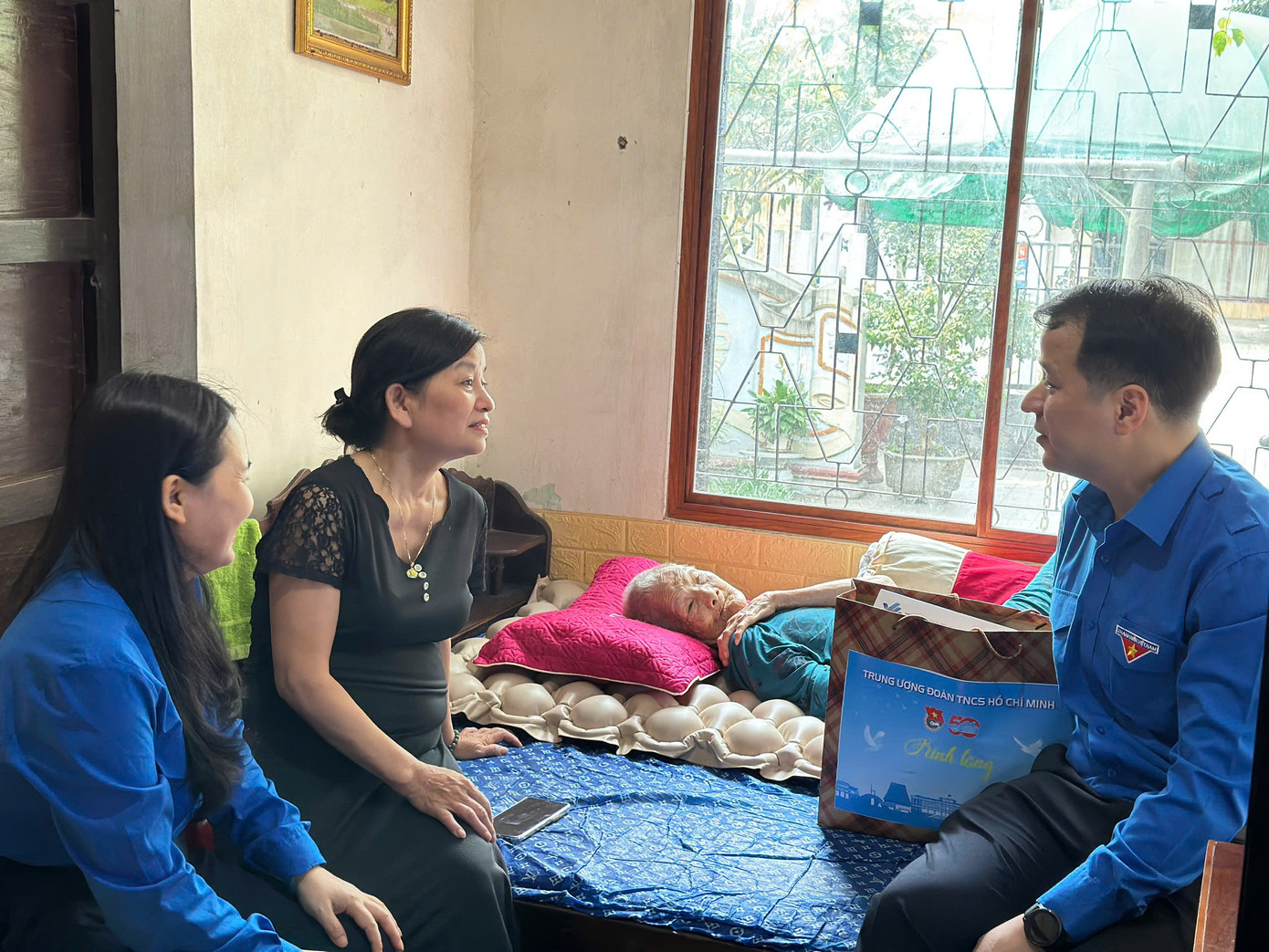 Thăm Mẹ Việt Nam Anh hùng Nguyễn Thị Phước ở thị xã Quảng Trị. Ảnh: Dạ Ngân