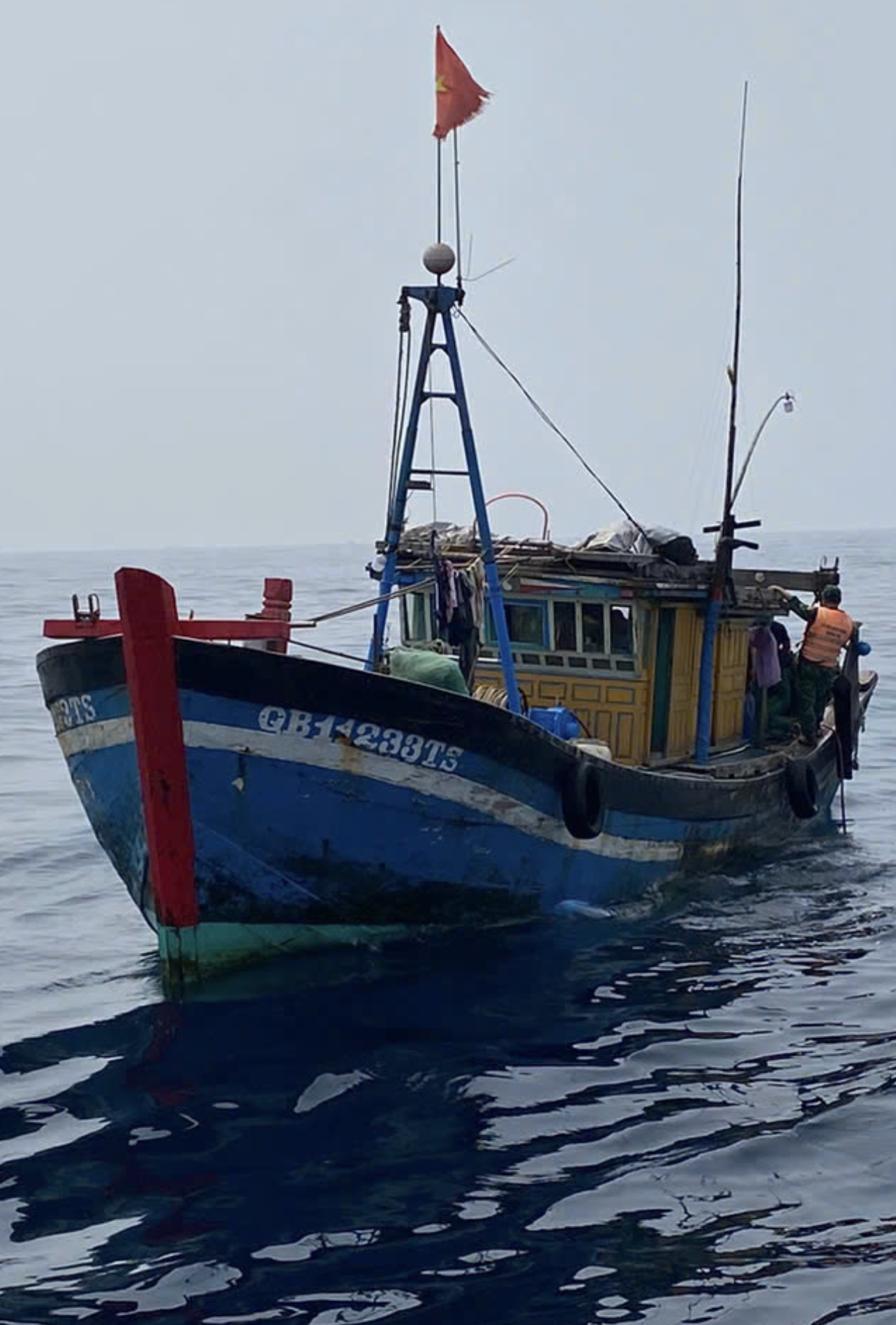 Tàu cá QB-11233TS đang đánh bắt thủy sản trái phép bị lực lượng BĐBP tỉnh Quảng Trị bắt giữ. Ảnh : Đình Tiến