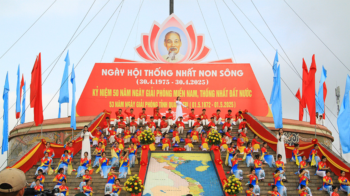 Tiết mục văn nghệ đặc sắc tại Lễ Thượng cờ "Thống nhất non sông" 30/4/205 Tiết mục văn nghệ đặc sắc tại Lễ Thượng cờ "Thống nhất non sông" 30/4/205