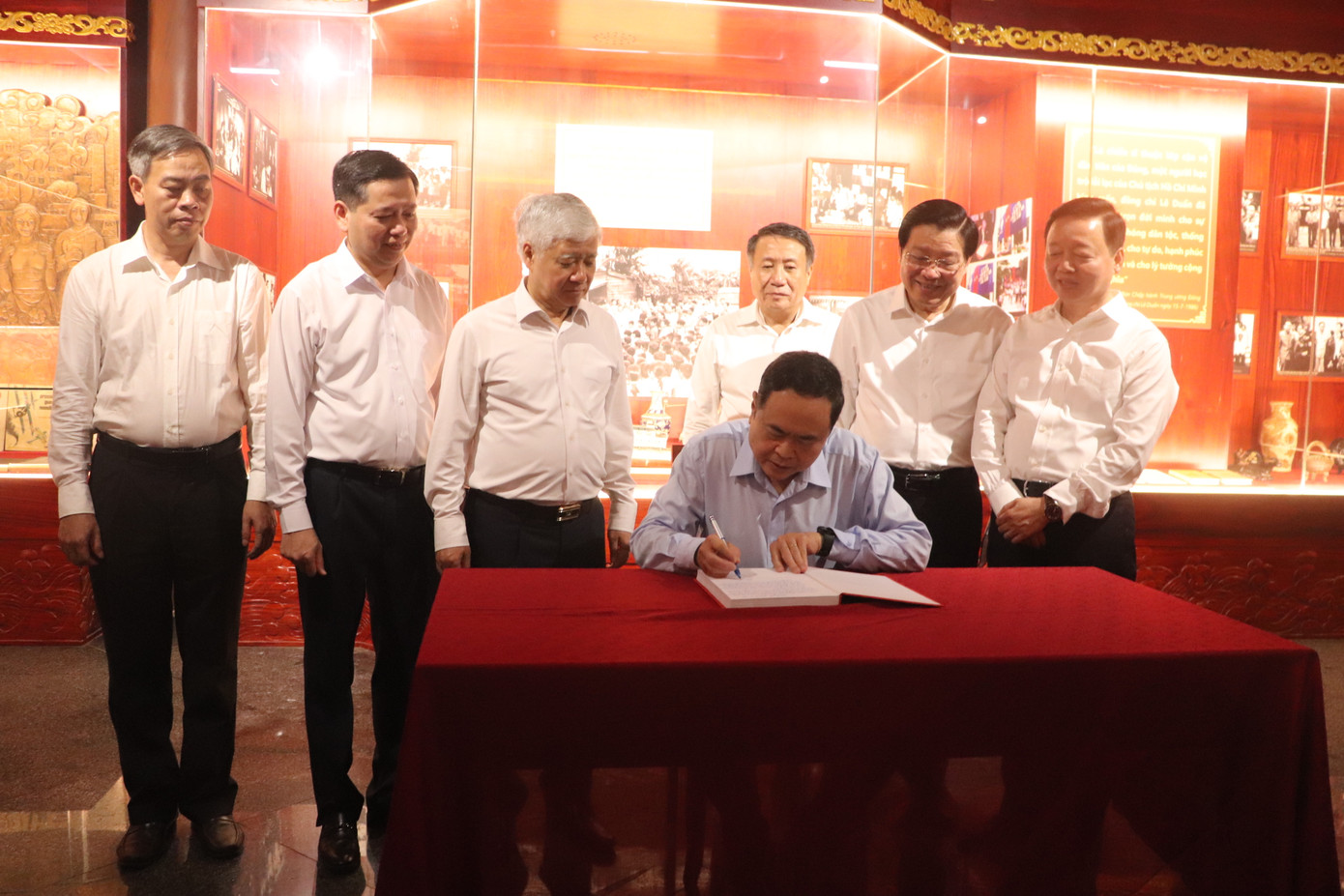 Chủ tịch Quốc hội Trần Thanh Mẫn ghi sổ vàng tại Khu lưu niệm Tổng Bí thư Lê Duẩn