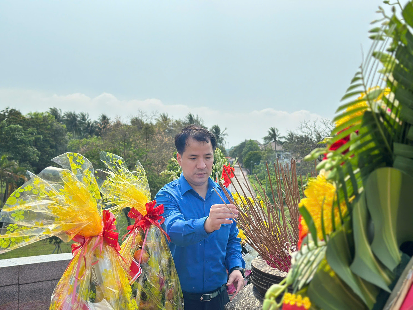 Bí thư T.Ư Đoàn Ngô Văn Cương dâng hương ở Khu di tích Quốc gia đặc biệt Thành cổ Quảng Trị. Ảnh: Dạ Ngân