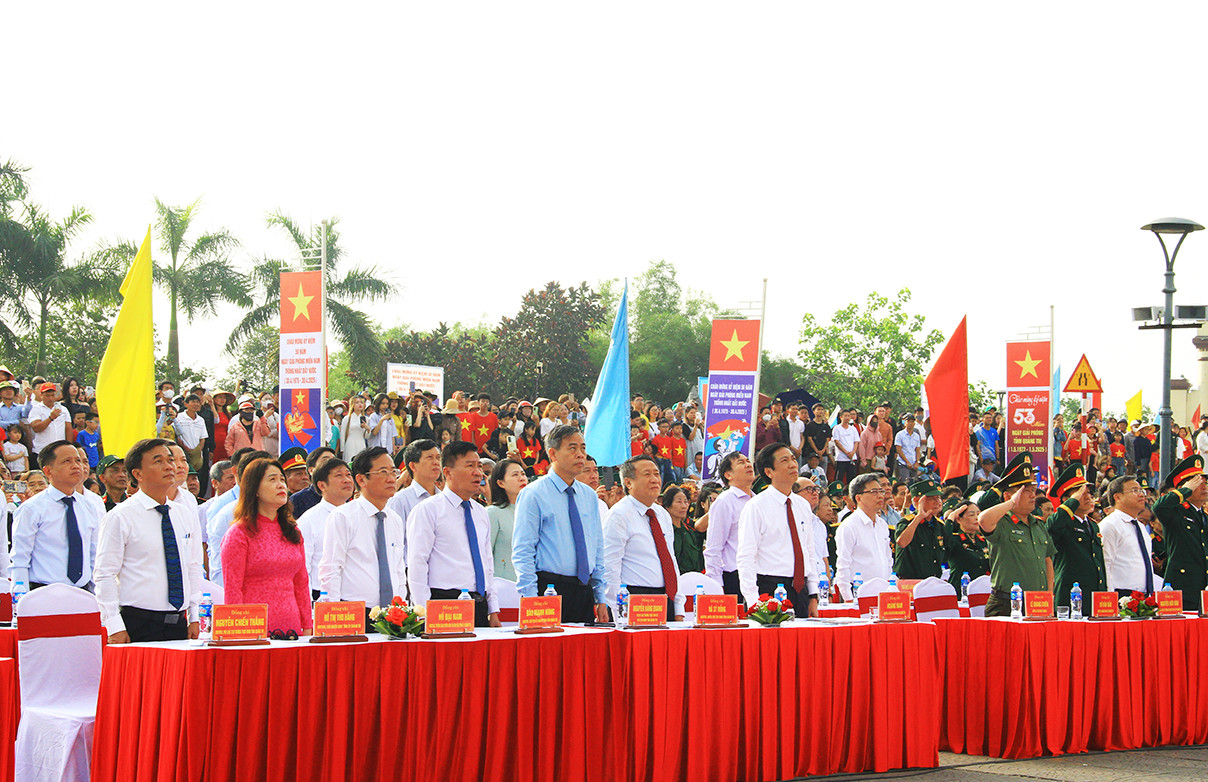 Các đại biểu tham dự buổi Lễ Thượng cờ “Thống nhất non sông” Các đại biểu tham dự buổi Lễ Thượng cờ “Thống nhất non sông”