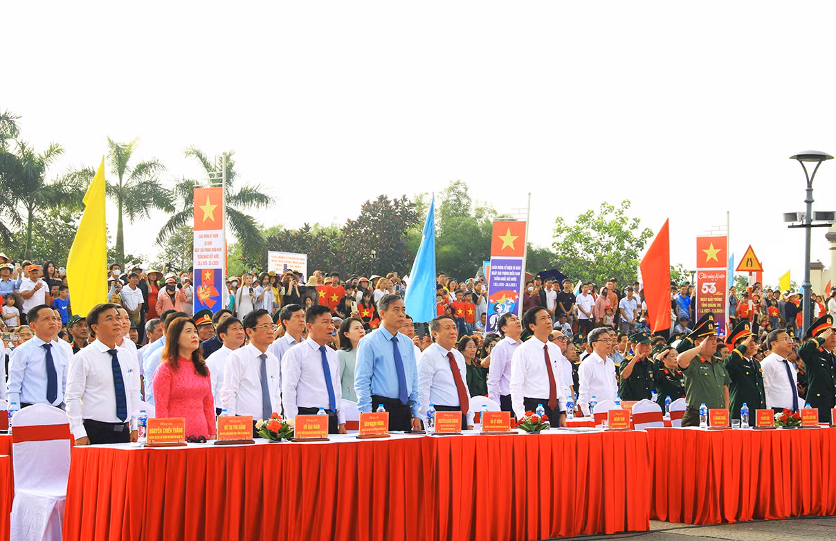 Các đại biểu tham dự buổi Lễ Thượng cờ “Thống nhất non sông” Các đại biểu tham dự buổi Lễ Thượng cờ “Thống nhất non sông”