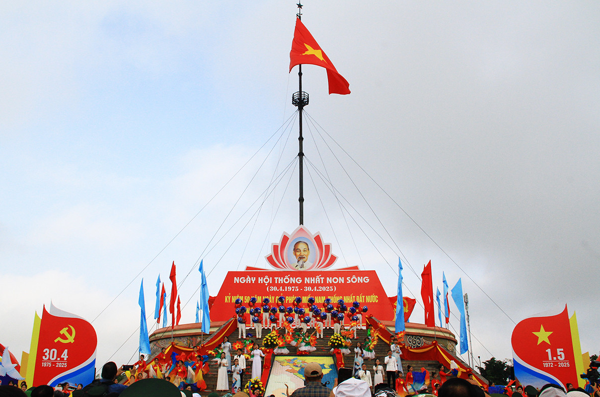 Cờ Tổ quốc tung bay trên đỉnh Kỳ đài Hiền Lương Cờ Tổ quốc tung bay trên đỉnh Kỳ đài Hiền Lương