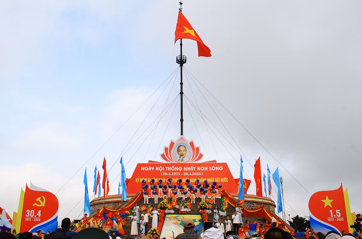 Cờ Tổ quốc tung bay trên đỉnh Kỳ đài Hiền Lương Cờ Tổ quốc tung bay trên đỉnh Kỳ đài Hiền Lương