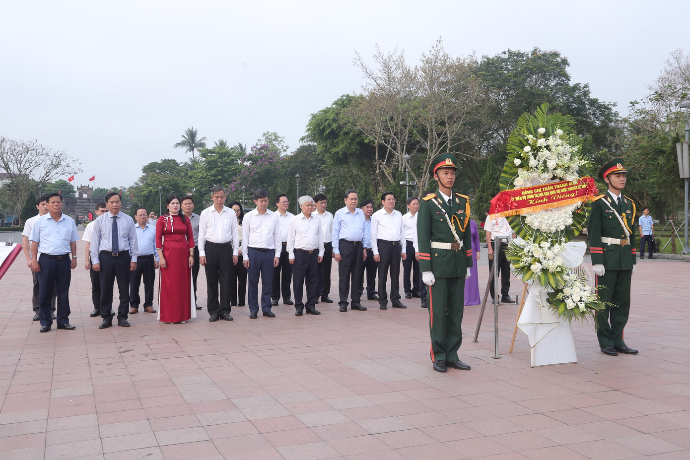 Chủ tịch Quốc hội Trần Thanh Mẫn và Đoàn công tác dâng hương tưởng niệm các Anh hùng liệt sĩ tại Khu di tích Quốc gia đặc biệt Thành cổ Quảng Trị.