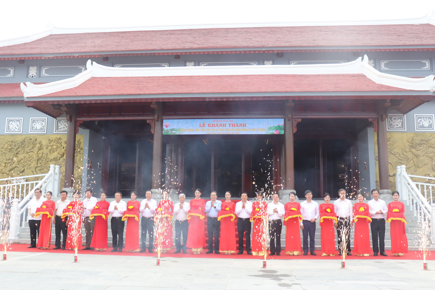 Chủ tịch Quốc hội và các đại biểu cắt băng khánh thành Khu lưu niệm Tổng Bí thư Lê Duẩn tại thôn Hậu Kiên, xã Triệu Thành, huyện Triệu Phong, tỉnh Quảng Trị sáng 28/4/2025