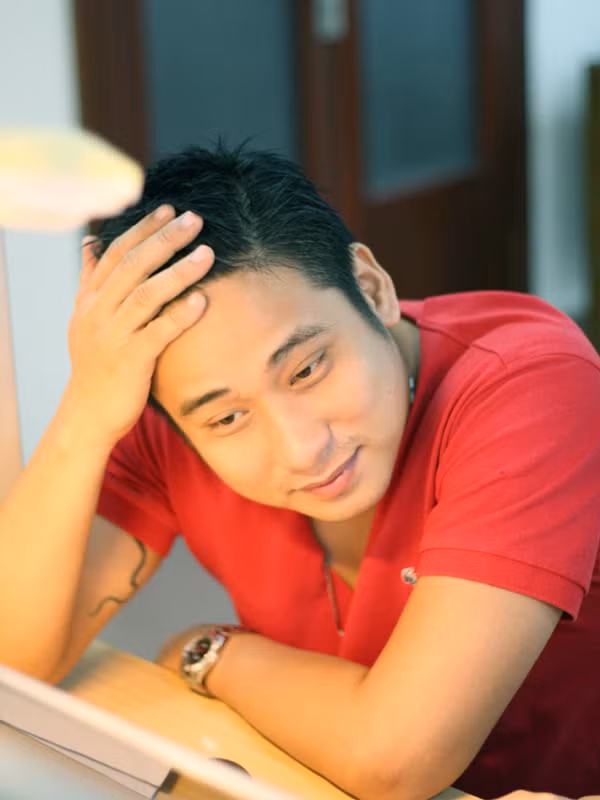 Diễn viên Minh Tiệp trả lời câu hỏi của bạn đọc báo Tiền Phong. Ảnh: Phan Kiền.
