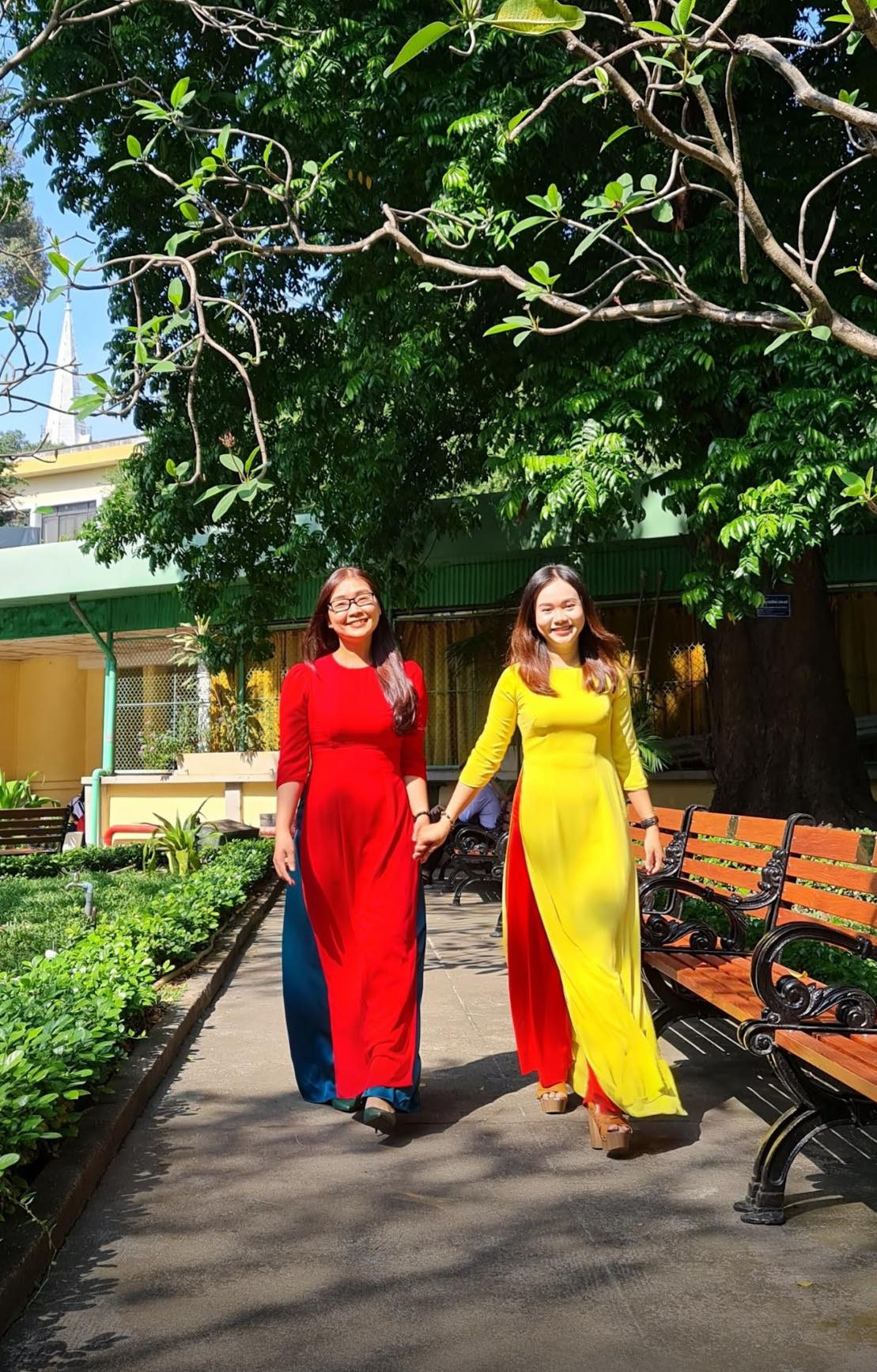 Cô Nguyễn Thị Huyền Thảo, giáo viên trường THPT chuyên Trần Đại Nghĩa (TP.HCM) (bên trái) Cô Nguyễn Thị Huyền Thảo, giáo viên trường THPT chuyên Trần Đại Nghĩa (TP.HCM) (bên trái)