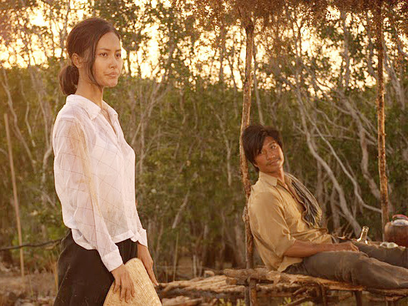 Để cứu bầy vịt khỏi bọn lừa đảo là nhân viên phòng dịch H5N1, Sương đến hiến thân để trả nợ cha con Điền cứu sống. Cô đã mong ông Võ ngăn lại nhưng ông không làm thế.