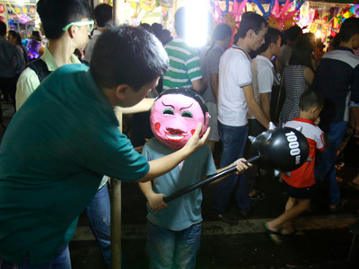 Bé trai được Bố mua cho mặt nạ chú tễu