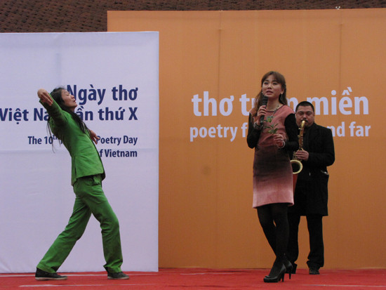 Nhà thơ Vi Thùy Linh cùng nghệ sĩ trình diễn Đào Anh Khánh trình diễn trên sân khấu. Nhà thơ Vi Thùy Linh cùng nghệ sĩ trình diễn Đào Anh Khánh trình diễn trên sân khấu