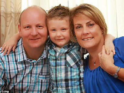 Ethan cùng bố mẹ