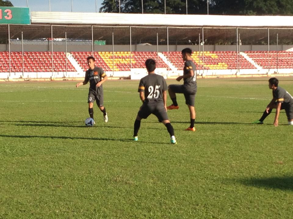 Đội trưởng Văn Quyết và đồng đội khởi động. Đội trưởng Văn Quyết và đồng đội khởi động