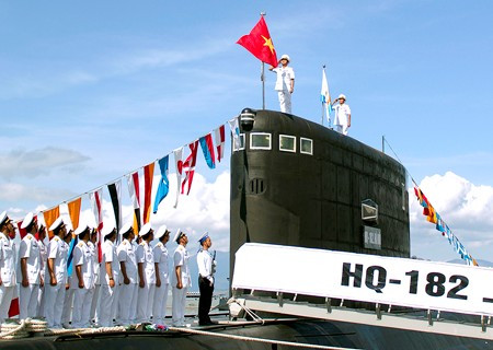 Cờ Tổ quốc tung bay trên hai tàu ngầm hiện đại ảnh 3
