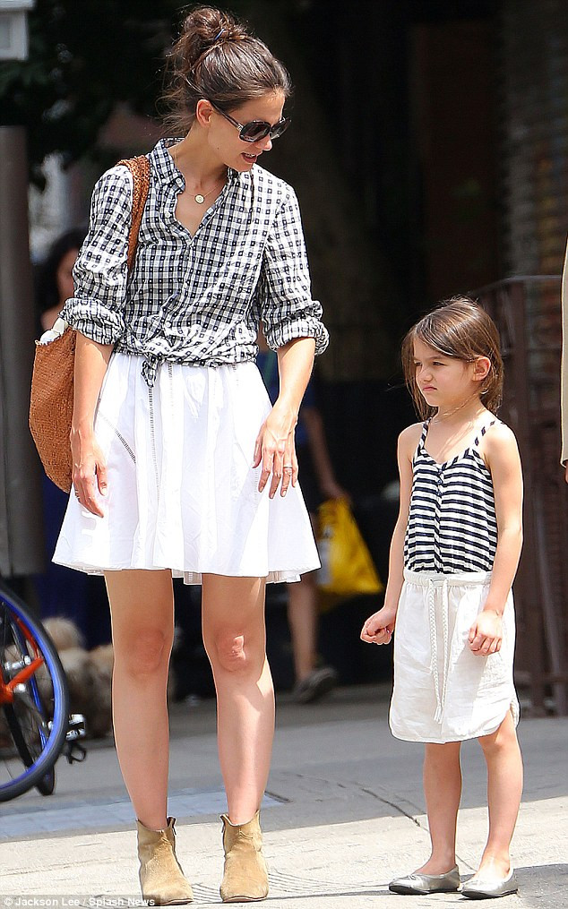 Và Suri dường như không hài lòng cho lắm, cô xị mặt ra làm nũng với mẹ