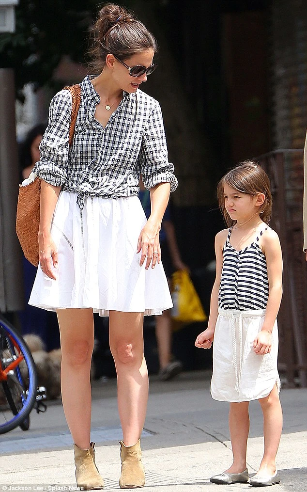 Và Suri dường như không hài lòng cho lắm, cô xị mặt ra làm nũng với mẹ