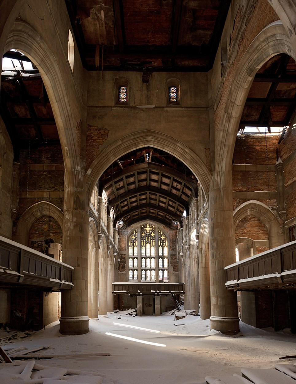 Nhà thờ được xây dựng rất công phu và tỉ mỉ nhưng giờ đây đã đổ nát