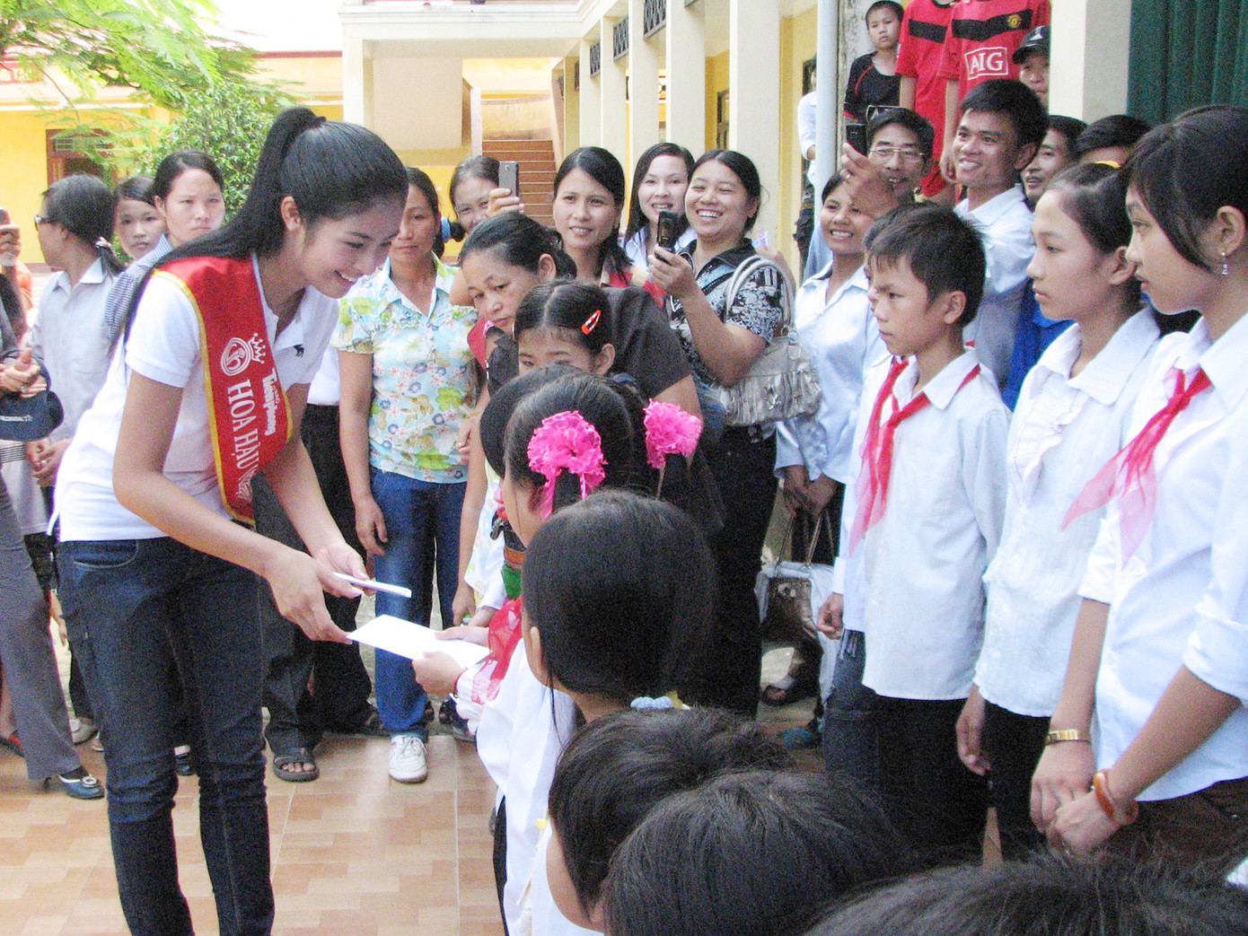 Hoa hậu Ngọc Hân trao học bổng cho học sinh tại Thanh Hóa. Ảnh: N.H. Hoa hậu Ngọc Hân trao học bổng cho học sinh tại Thanh Hóa Ảnh: N.H