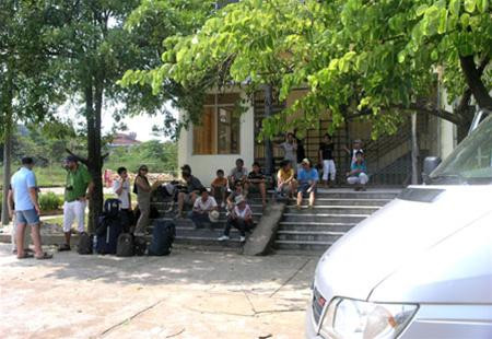 Du khách đang chờ chuyến bay tiếp theo ở khu vực nhà thi đấu thể thao Lào Cai vào chiều nay 11/8. Ảnh : Ngọc Triển