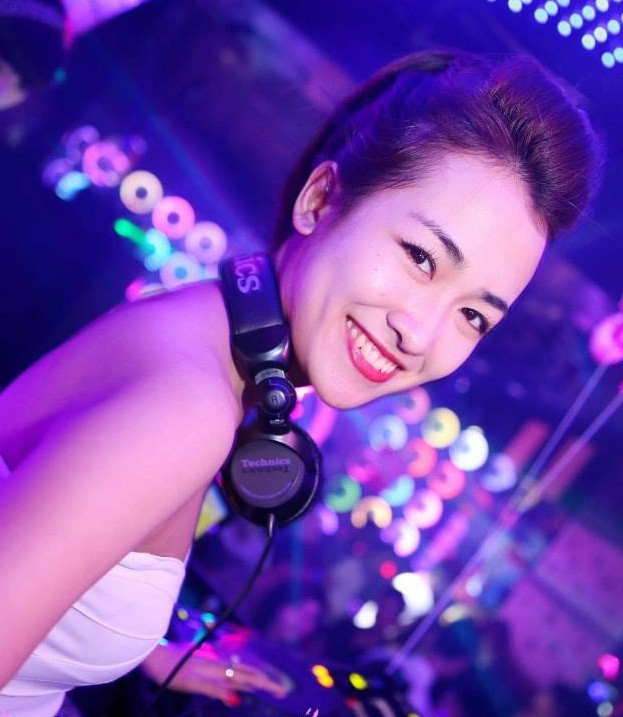 Với nụ cười rạng rỡ, cô được các bạn trẻ lập hẳn một hội những người yêu mến trên mạng xã hội.. Với nụ cười rạng rỡ, cô được các bạn trẻ lập hẳn một hội những người yêu mến trên mạng xã hội.