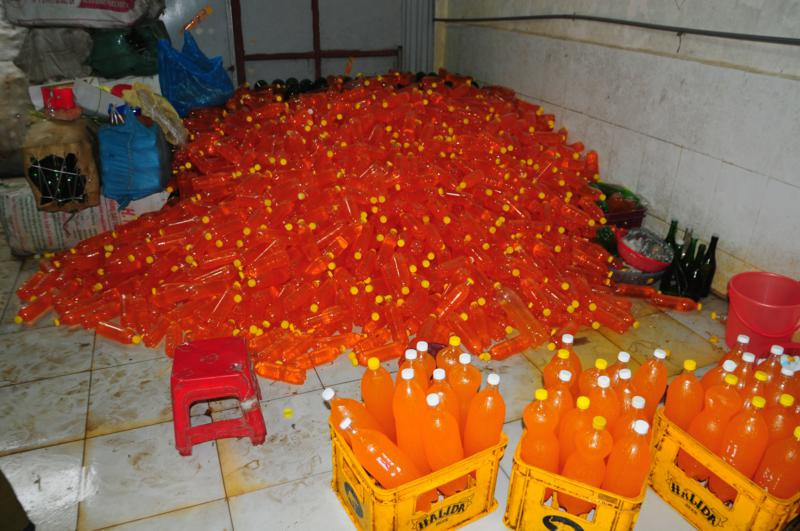 Hàng trăm chai nước cam được pha chế bằng phẩm màu này nếu tuồn ra thị trường rất có hại cho sức khỏe của người tiêu dùng