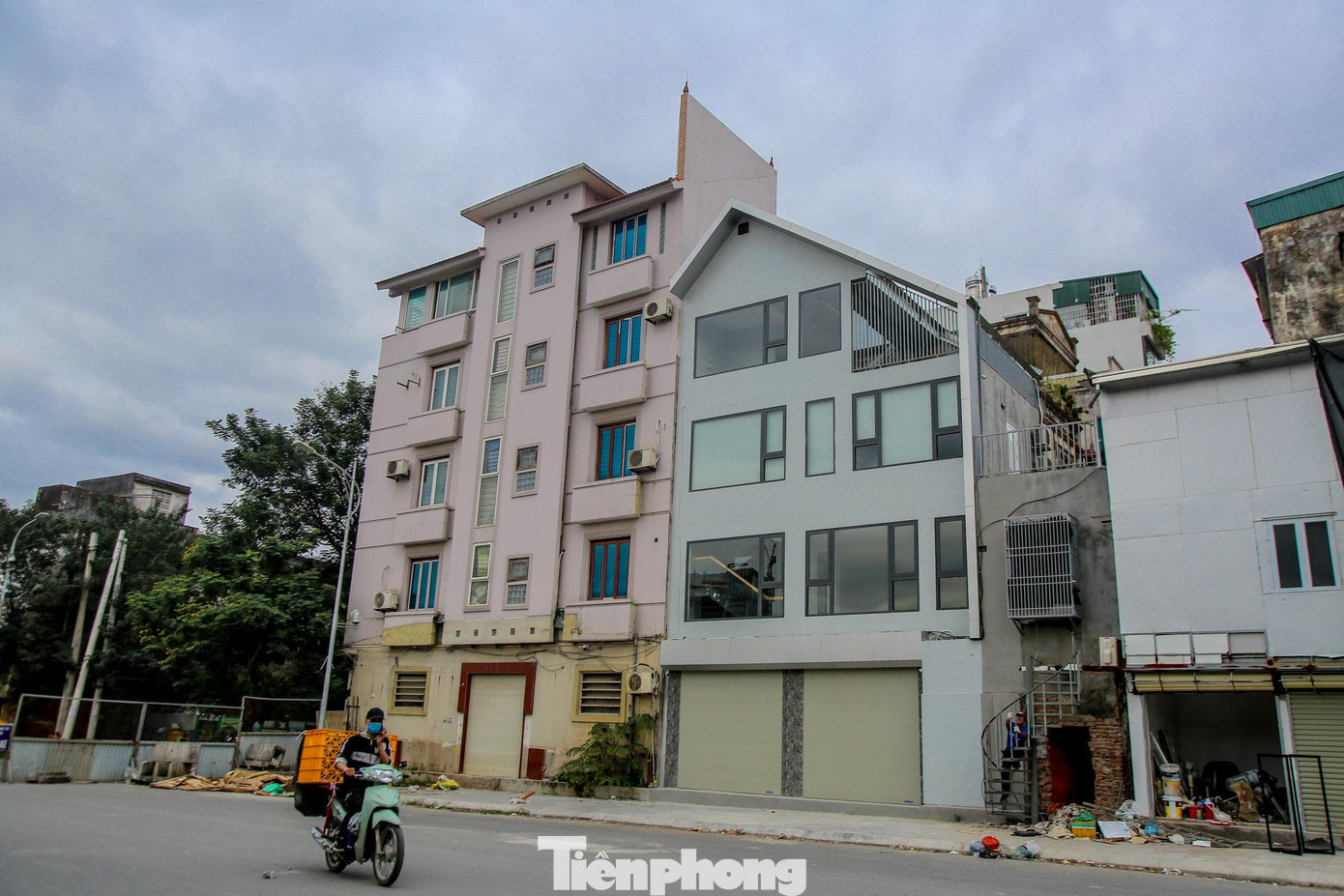 Đoạn đường trải nhựa xong, nhiều ngôi nhà mới đã xuất hiện.