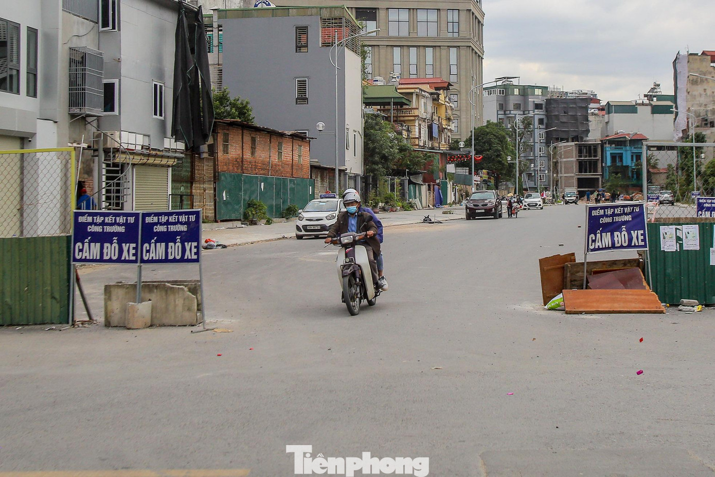 Một phần đoạn đường được trải nhựa, vỉa hè lát đá xanh, trồng cây và lắp đặt hệ thống đèn chiếu sáng chuẩn bị cho việc thông xe.