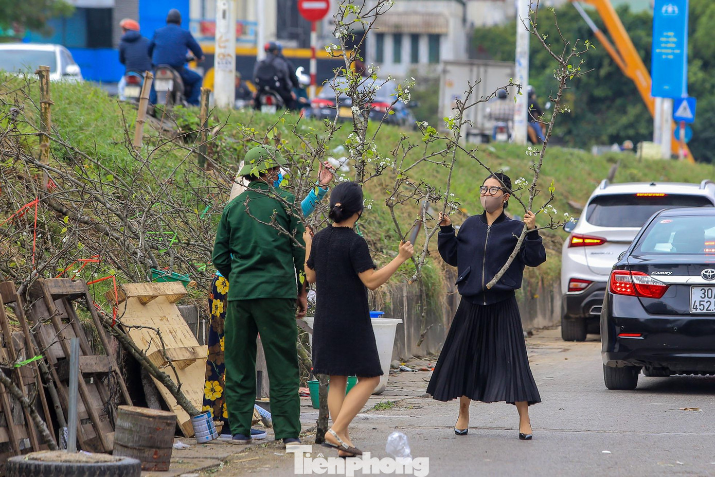 Người dân Thủ đô thích thú khi sở hữu những cành hoa lê trắng này.