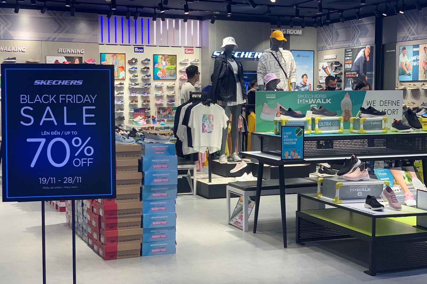 Mặc dù giảm giá đến 70% kéo dài 10 ngày nhưng cửa hàng thời trang này vắng bóng khách xem.