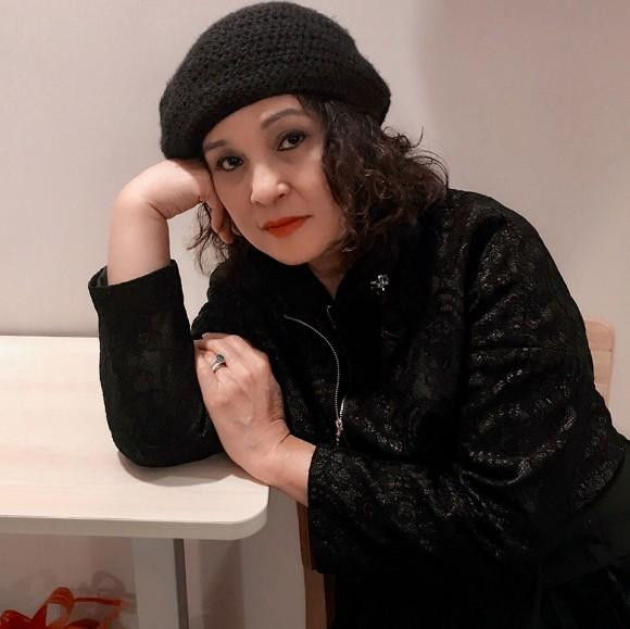 Bên ngoài vẻ dịu dàng nữ tính là một Hoàng Cúc đầy dữ dội, giằng xé nội tâm ở địa hạt văn chương.