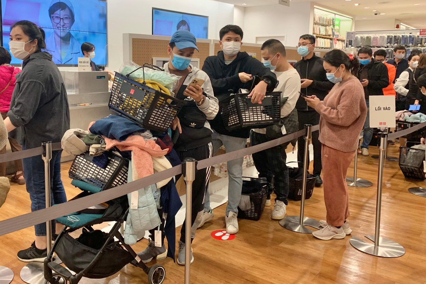 Khách hàng xếp hàng dài thanh toán trong ngày Black Friday.