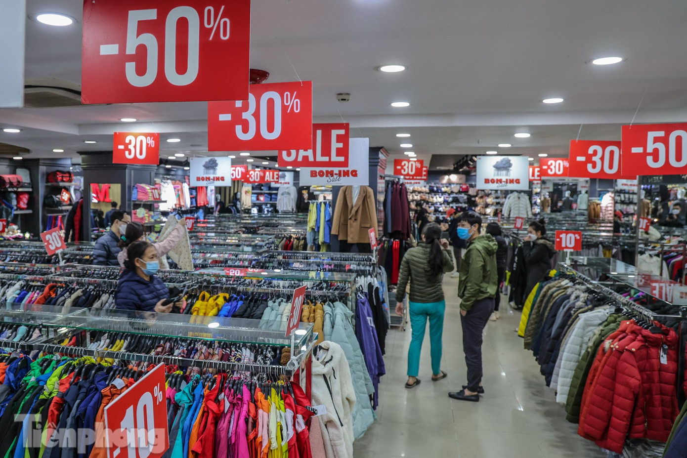 "Cửa hàng chạy chương trình giảm giá ngay từ đầu tháng chứ không chờ đến Black Friday, tuy nhiên lượng khách mua hàng thực tế rất ít", một nhân viên cửa hàng thời trang chia sẻ.