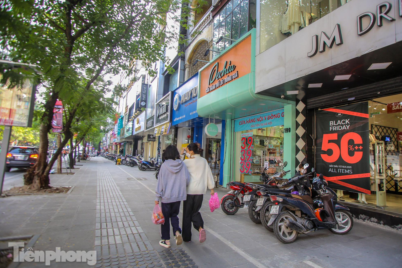 Ghi nhận vào sáng, trưa hôm nay (26/11) - ngày chính hội Black Friday, các con phố mua sắm sầm uất của Thủ đô như Chùa Bộc, Phạm Ngọc Thạch (quận Đống Đa, Hà Nội) lại chịu cảnh ảm đạm, ít khách.