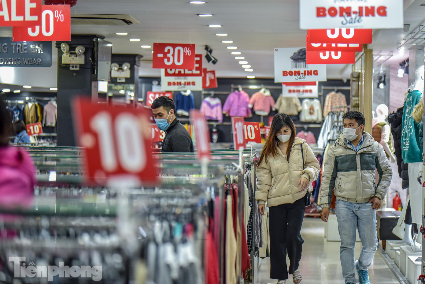 Khác mọi năm, người dân xếp dài trước cửa hàng chờ mua hàng từ sáng sớm bất chấp cái lạnh, năm nay thì ngược lại.