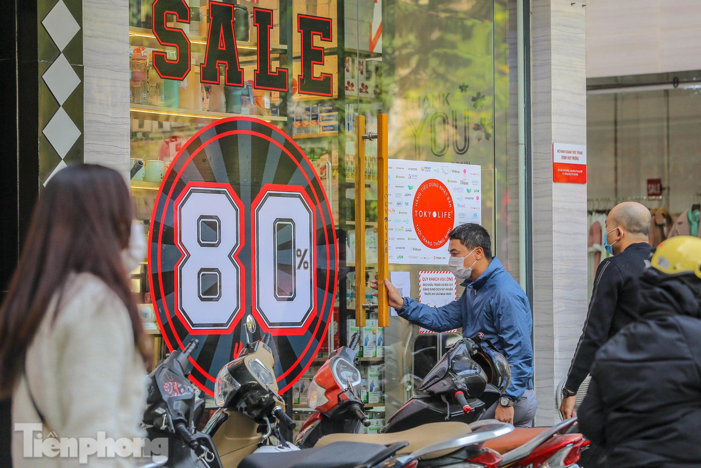 "Vào cửa hàng có biển hiệu 'sale 80%' nhưng đồ đẹp mình ưng thì không giảm, còn hàng giảm giá lại là hàng trái mùa giống như hàng tồn...", chị Linh (quận Đống Đa, Hà Nội) chia sẻ.