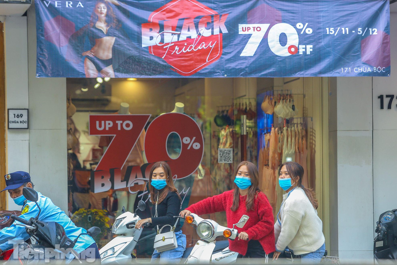 Băng rôn với những mức khuyến mãi hấp dẫn tuy nhiên khách lại 'vắng như chùa bà đanh'.