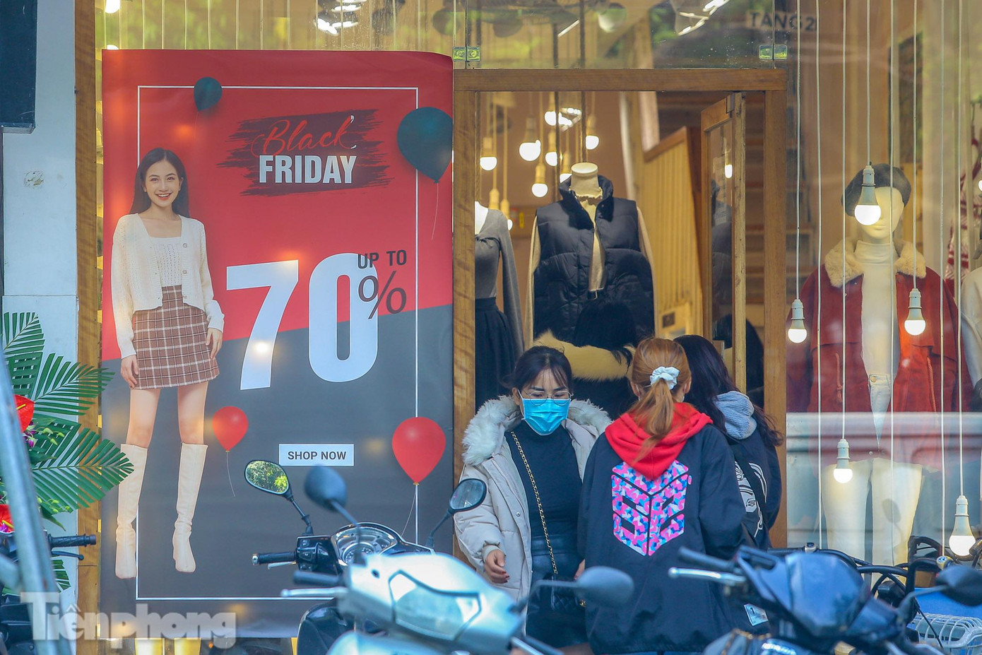 Cửa hàng thời trang trên phố Chùa Bộc giảm giá đến 70% tuy nhiên chỉ thu hút được vài người khách.