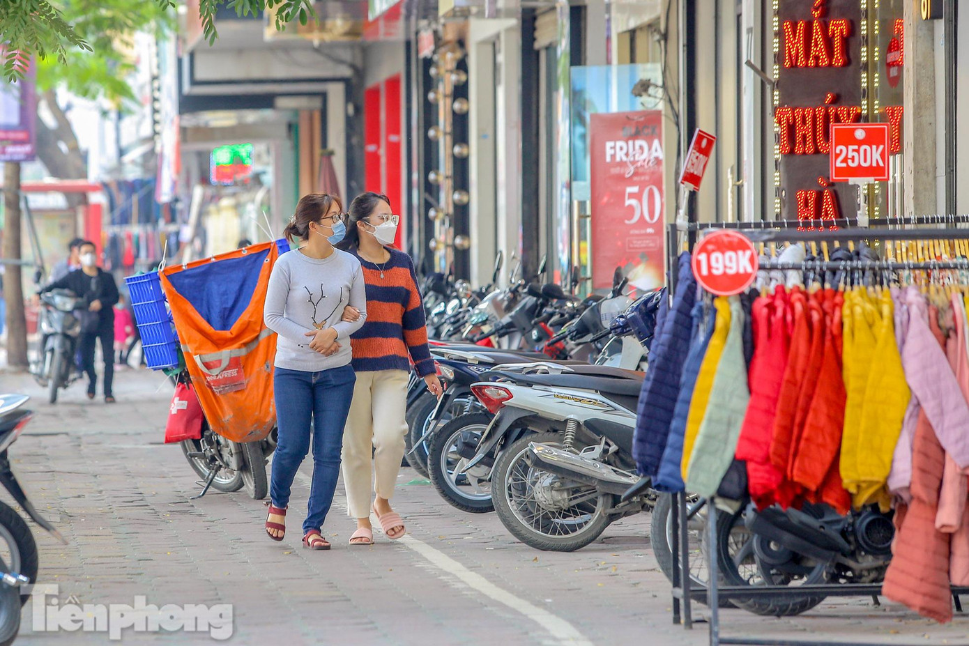 Hiện nhiều cửa hàng đã đưa ra nhiều mức ưu đãi cực sốc mà vẫn thưa thớt khách xem.