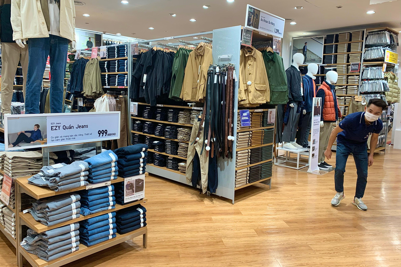 Tại các TTTM ở Hà Nội chịu cảnh tương tự khi vắng bóng người mua trong ngày Black Friday.