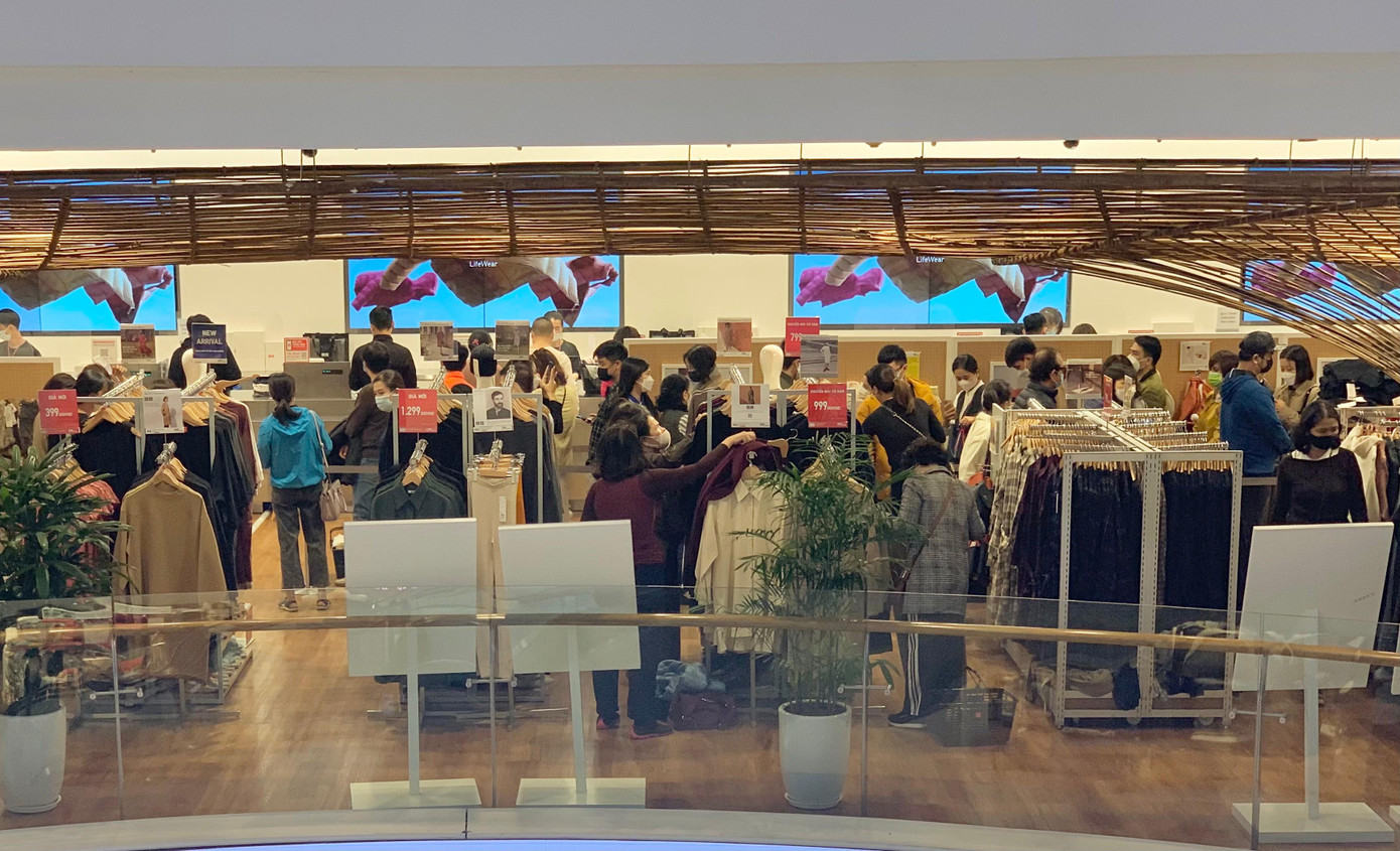 Một gian hàng hiếm hoi tại TTTM trên phố Phạm Ngọc Thạch đông khách mua.