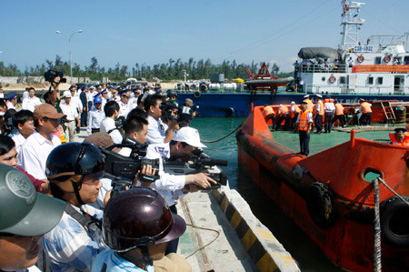 Tàu CSB 9002 lai dắt tàu cá QNg 90046 về cảng Kỳ Hà an toàn