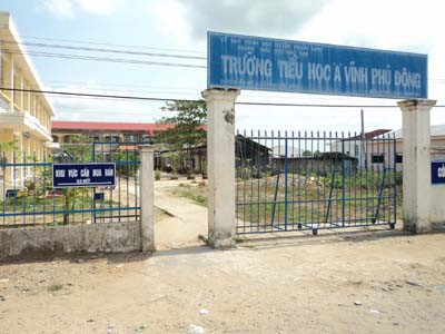 Cổng trường học quang đãng với “khu vực cấm buôn bán-50 mét”. Cổng trường học quang đãng với “khu vực cấm buôn bán-50 mét”